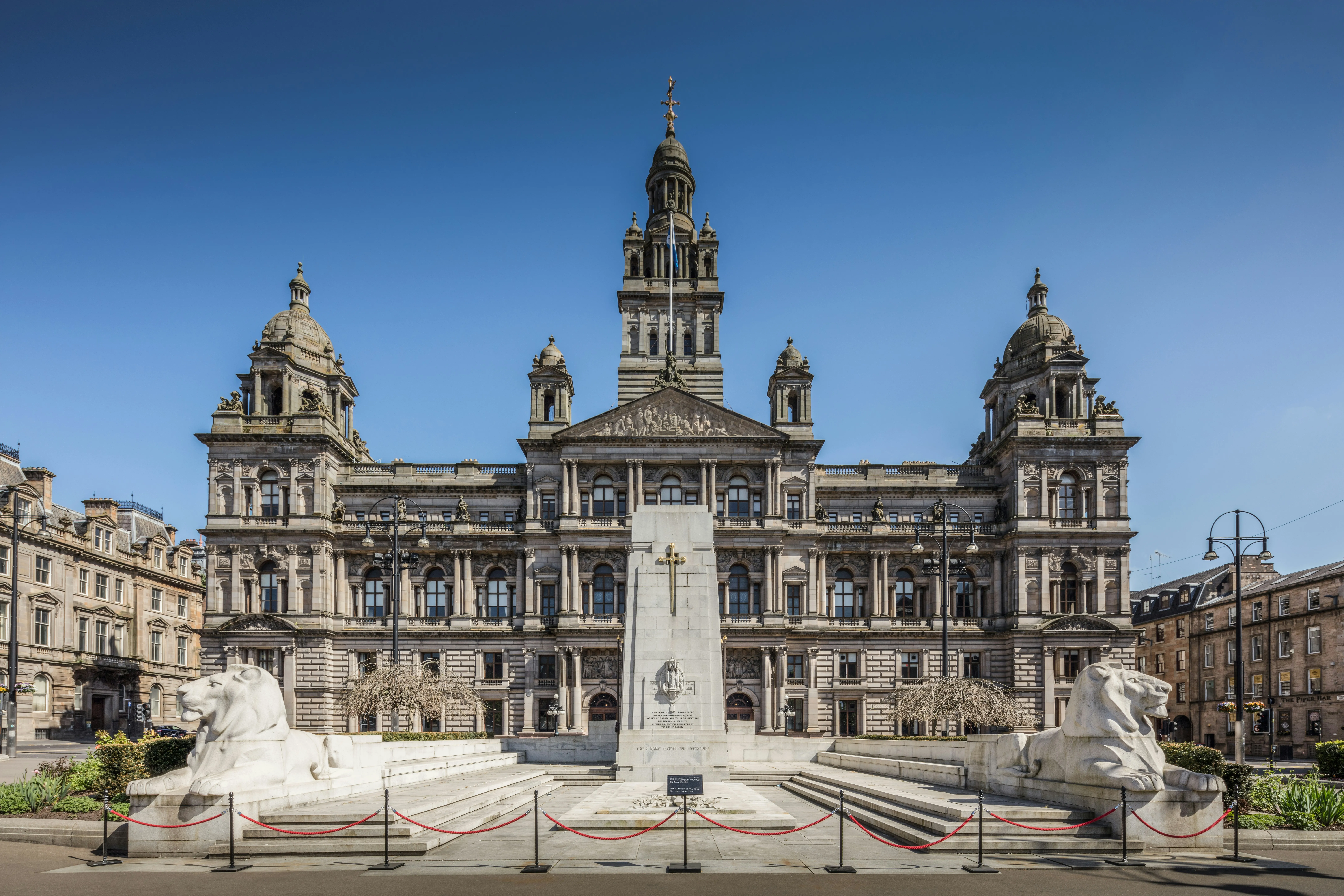 Glasgow City Chambers and the cenotaph in George Square